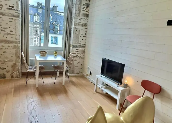 Wonderhost, Bois Et Pierre En Coeur De Ville