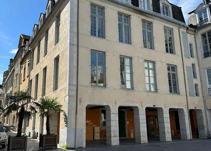 Wonderhost, Bois Et Pierre En Coeur De Ville
